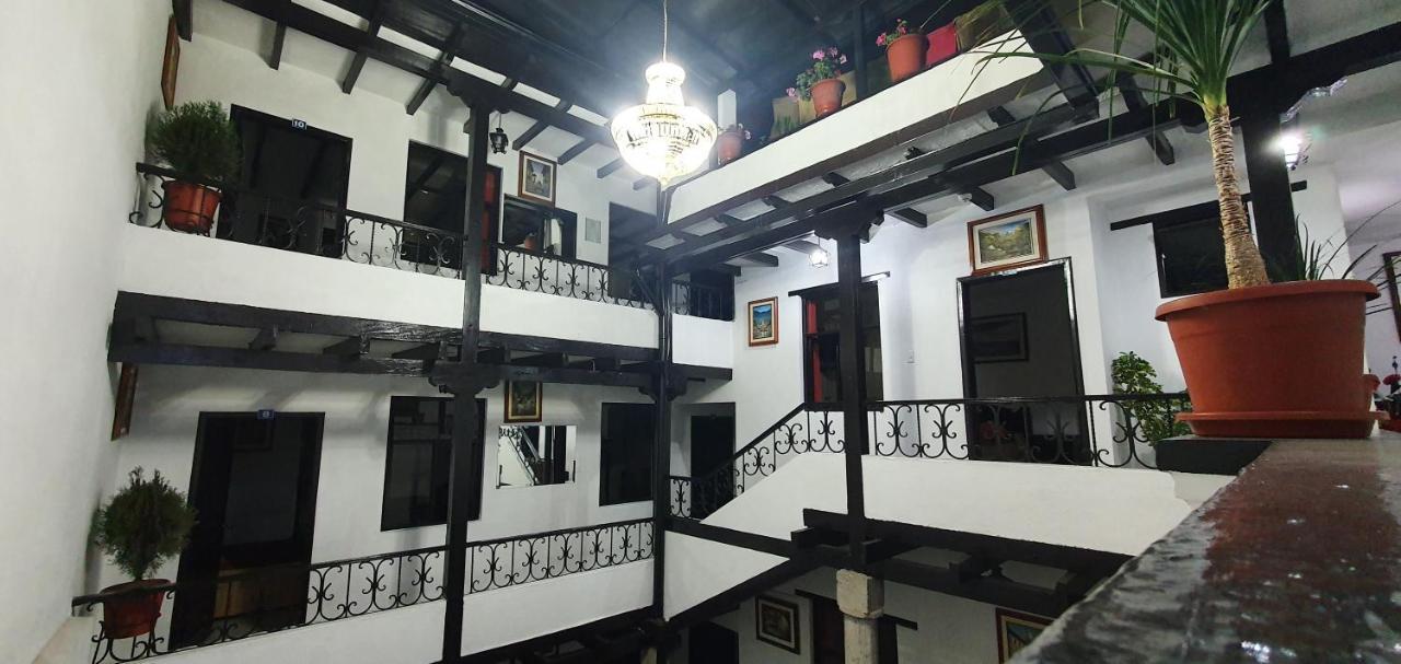 Hostal Flores Кито Екстериор снимка